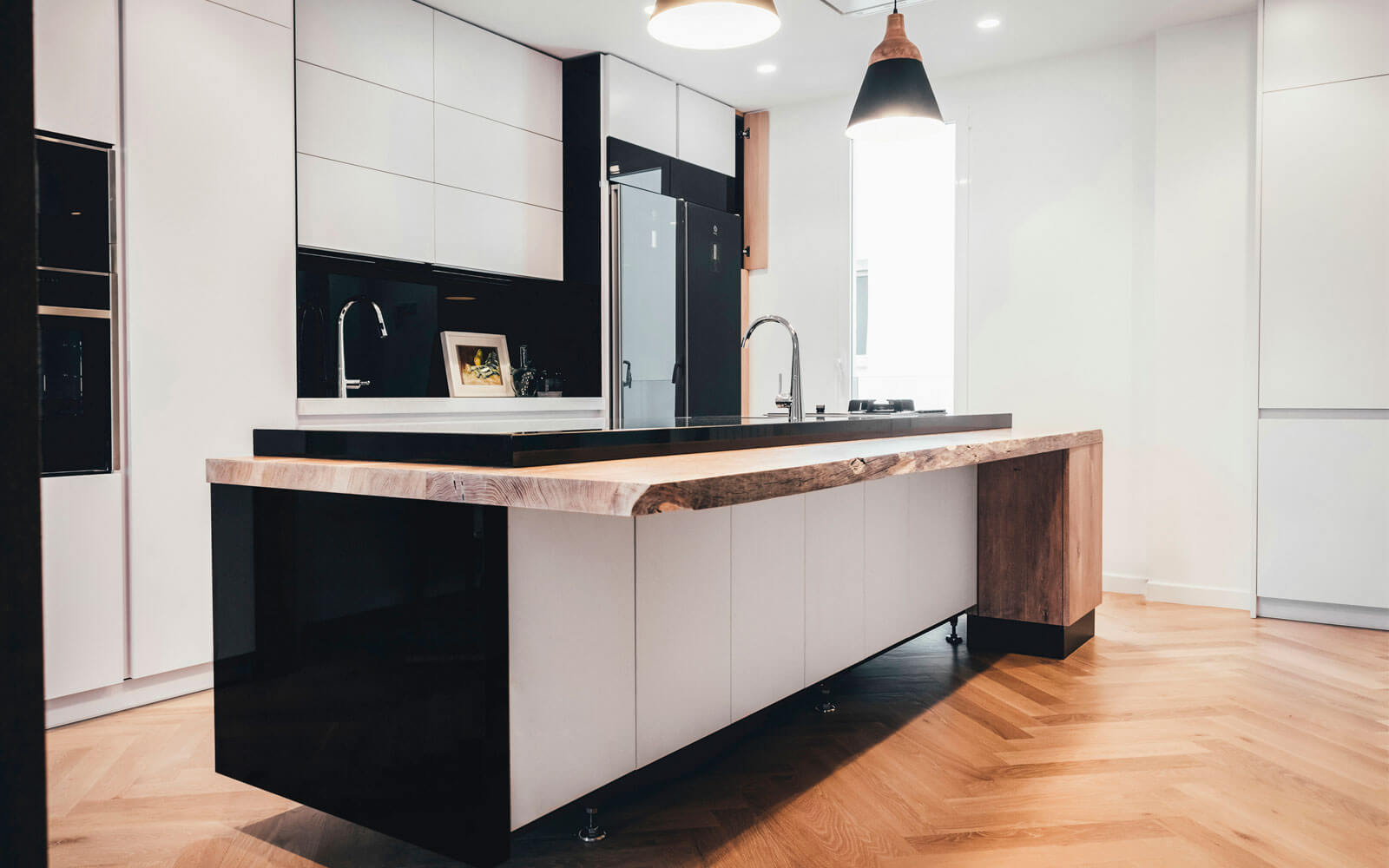 Cocina a medida en madera diseñada y fabricada por Loriann